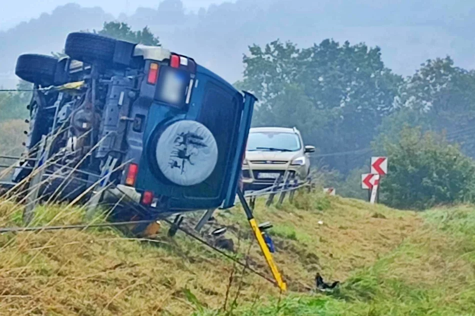 Samochód wypadł z drogi. Utrudnienia na DK 28 - zdjęcie 6