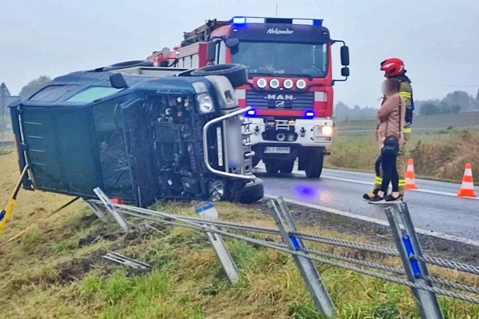 Samochód wypadł z drogi. Utrudnienia na DK 28 - zdjęcie 7