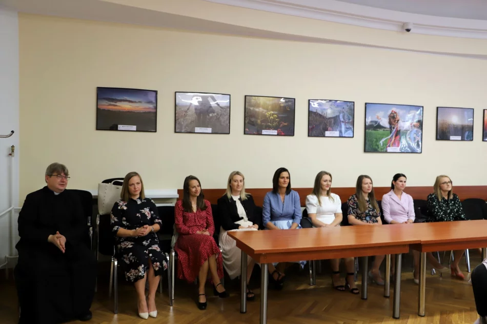  Wręczenie awansów nauczycielom oraz powierzenie stanowisk dyrektorom - zdjęcie 2