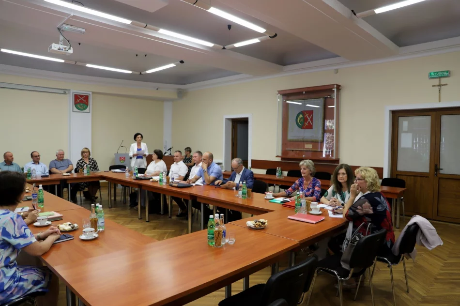  Wręczenie awansów nauczycielom oraz powierzenie stanowisk dyrektorom - zdjęcie 7