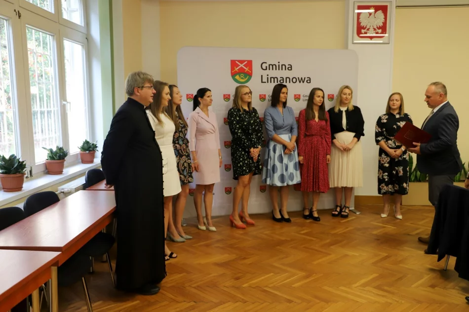  Wręczenie awansów nauczycielom oraz powierzenie stanowisk dyrektorom - zdjęcie 11