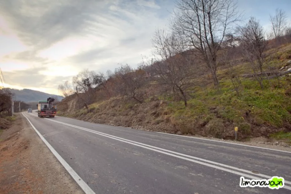 Osuwisko wychodzi na wyremontowaną drogę - zdjęcie 2