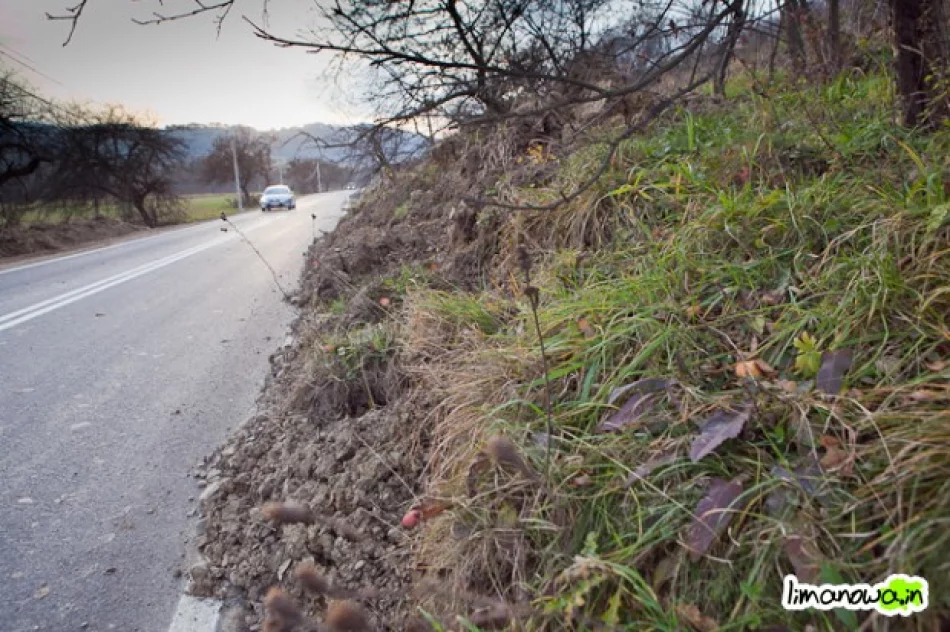 Osuwisko wychodzi na wyremontowaną drogę - zdjęcie 3