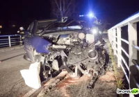 Uderzył w barierę mostu – duże szczęście podróżujących - zdjęcie główne