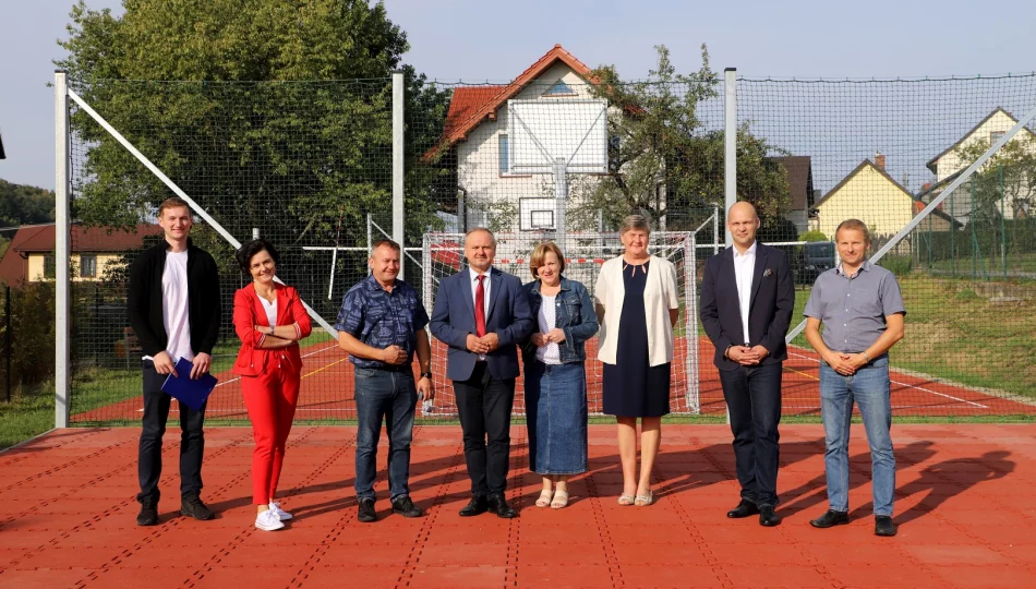 Odebrano nowy obiekt rekreacyjno-sportowy przy Szkole Podstawowej w Pasierbcu - zdjęcie 1