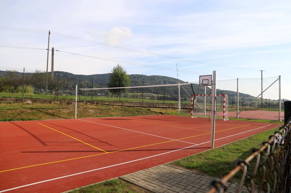 Odebrano nowy obiekt rekreacyjno-sportowy przy Szkole Podstawowej w Pasierbcu - zdjęcie 2
