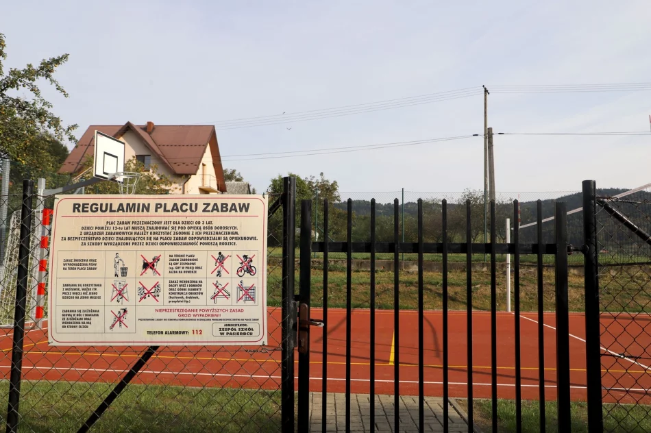 Odebrano nowy obiekt rekreacyjno-sportowy przy Szkole Podstawowej w Pasierbcu - zdjęcie 3