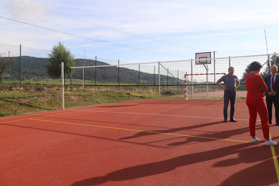 Odebrano nowy obiekt rekreacyjno-sportowy przy Szkole Podstawowej w Pasierbcu - zdjęcie 4