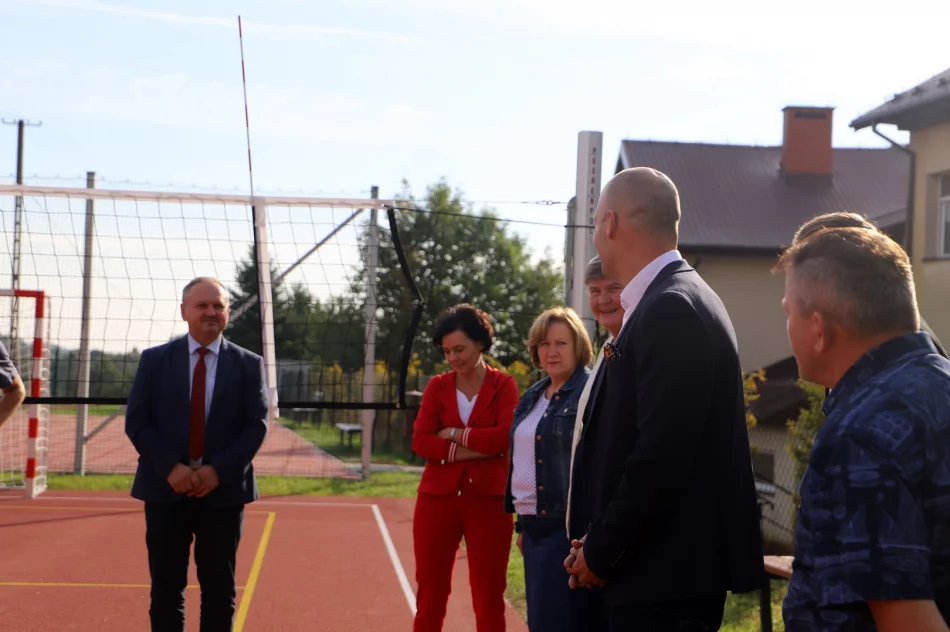 Odebrano nowy obiekt rekreacyjno-sportowy przy Szkole Podstawowej w Pasierbcu - zdjęcie 6