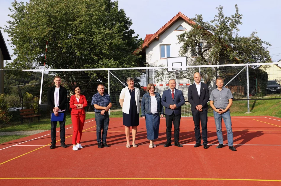 Odebrano nowy obiekt rekreacyjno-sportowy przy Szkole Podstawowej w Pasierbcu - zdjęcie 7