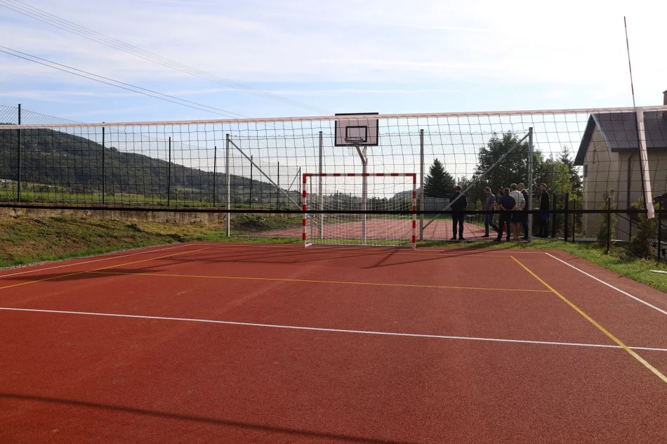 Odebrano nowy obiekt rekreacyjno-sportowy przy Szkole Podstawowej w Pasierbcu - zdjęcie 8