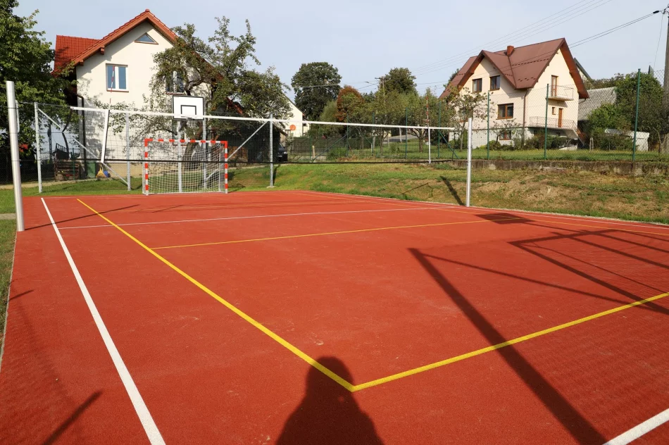 Odebrano nowy obiekt rekreacyjno-sportowy przy Szkole Podstawowej w Pasierbcu - zdjęcie 9