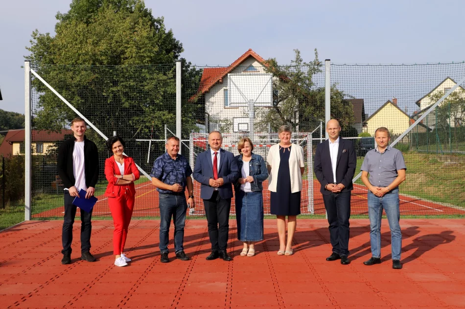 Odebrano nowy obiekt rekreacyjno-sportowy przy Szkole Podstawowej w Pasierbcu - zdjęcie 10