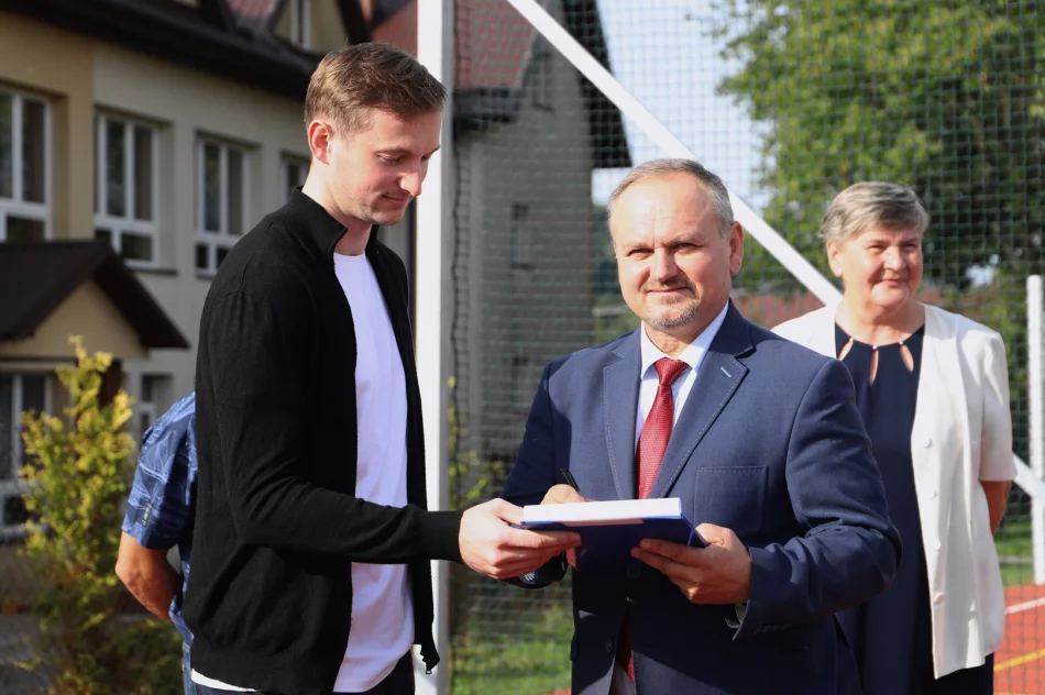 Odebrano nowy obiekt rekreacyjno-sportowy przy Szkole Podstawowej w Pasierbcu - zdjęcie 11