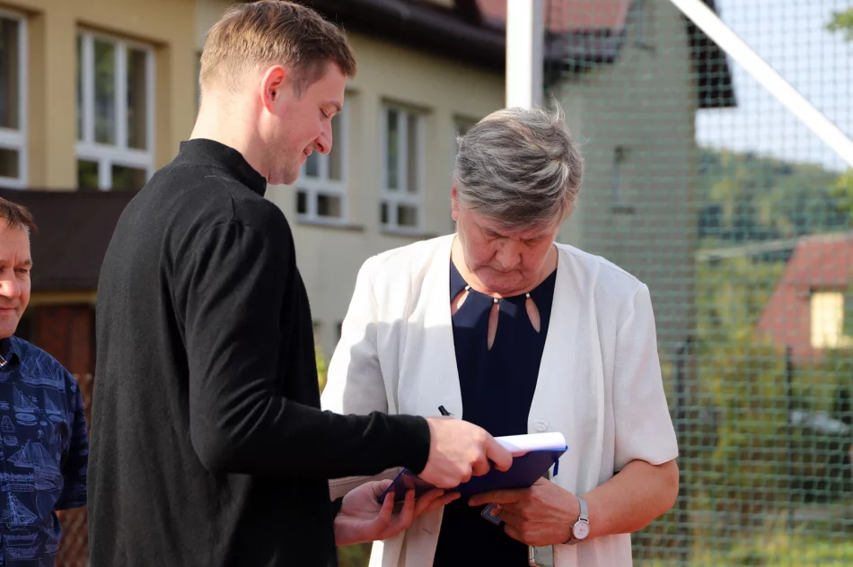 Odebrano nowy obiekt rekreacyjno-sportowy przy Szkole Podstawowej w Pasierbcu - zdjęcie 14