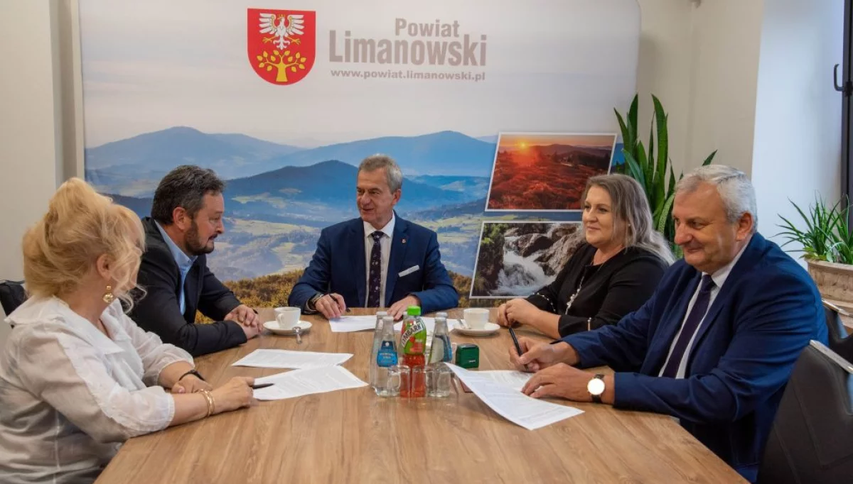 Podpisanie umowy z wykonawcą/fot.: Starostwo Powiatowe w Limanowej