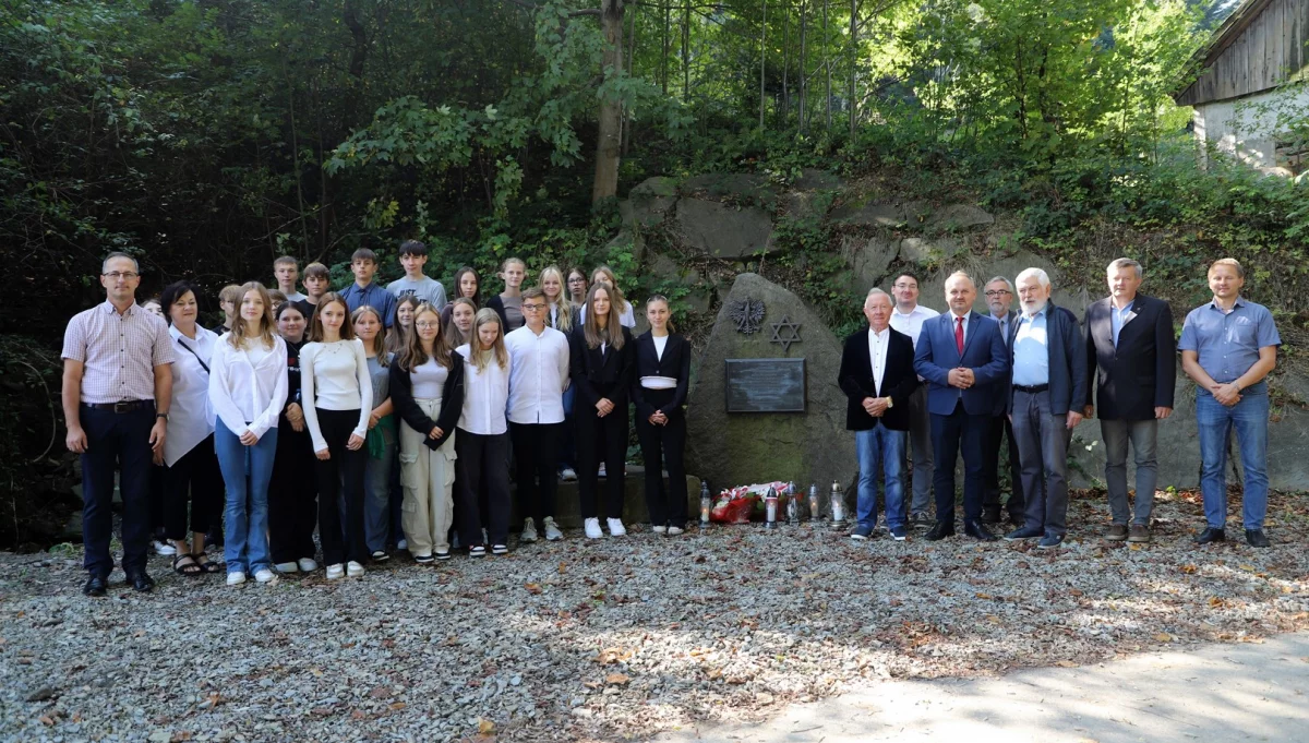 Złożenie kwiatów i zniczy w 85 rocznicę pierwszej egzekucji mieszkańców Limanowej
