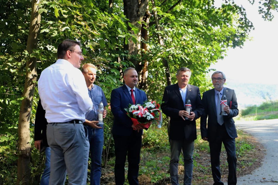 Złożenie kwiatów i zniczy w 85 rocznicę pierwszej egzekucji mieszkańców Limanowej - zdjęcie 4