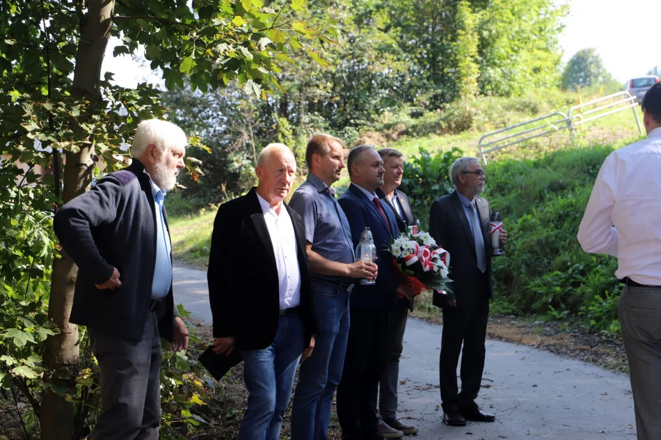 Złożenie kwiatów i zniczy w 85 rocznicę pierwszej egzekucji mieszkańców Limanowej - zdjęcie 7