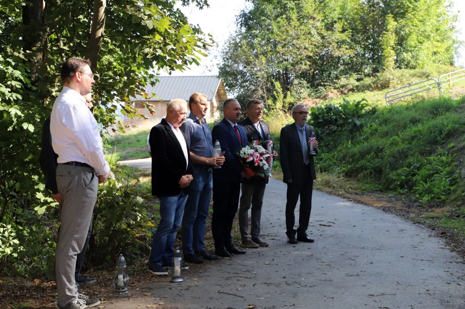 Złożenie kwiatów i zniczy w 85 rocznicę pierwszej egzekucji mieszkańców Limanowej - zdjęcie 8