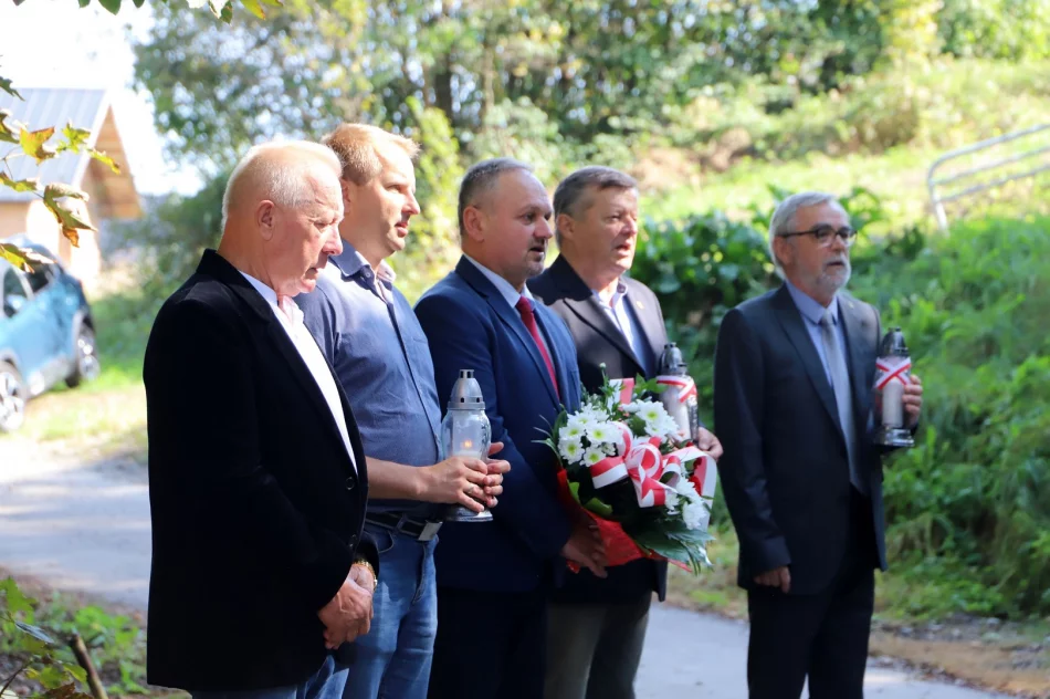 Złożenie kwiatów i zniczy w 85 rocznicę pierwszej egzekucji mieszkańców Limanowej - zdjęcie 10