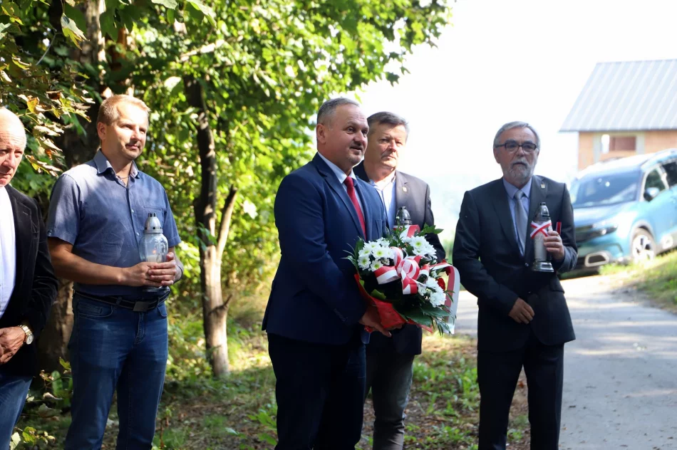 Złożenie kwiatów i zniczy w 85 rocznicę pierwszej egzekucji mieszkańców Limanowej - zdjęcie 11