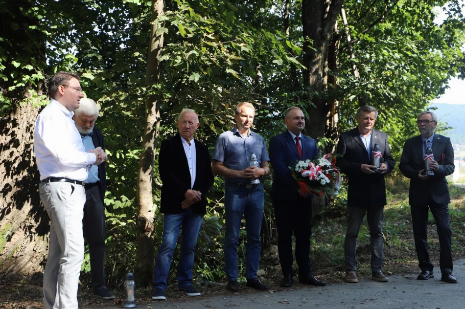 Złożenie kwiatów i zniczy w 85 rocznicę pierwszej egzekucji mieszkańców Limanowej - zdjęcie 13