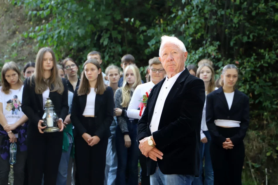 Złożenie kwiatów i zniczy w 85 rocznicę pierwszej egzekucji mieszkańców Limanowej - zdjęcie 16