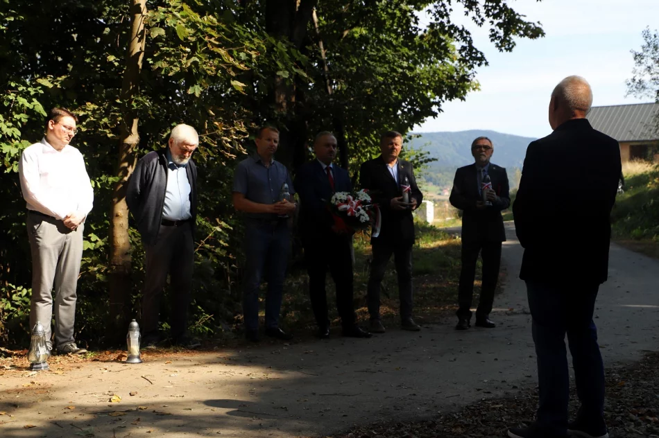 Złożenie kwiatów i zniczy w 85 rocznicę pierwszej egzekucji mieszkańców Limanowej - zdjęcie 17