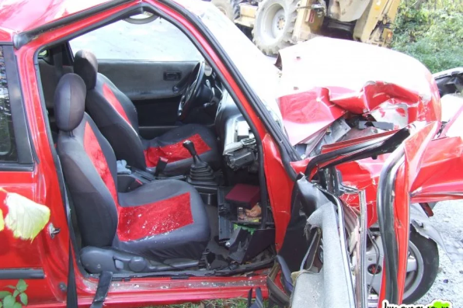 Samochód uderzył w koparkę - zdjęcie 2