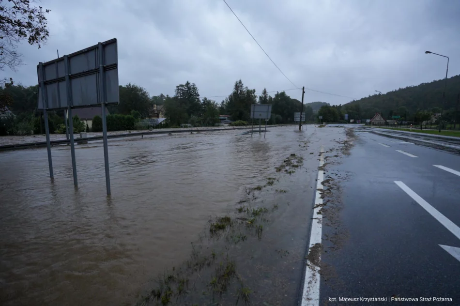 Premier: sytuacja dramatyczna w wielu miejscach; pierwsza ofiara śmiertelna powodzi - zdjęcie 3