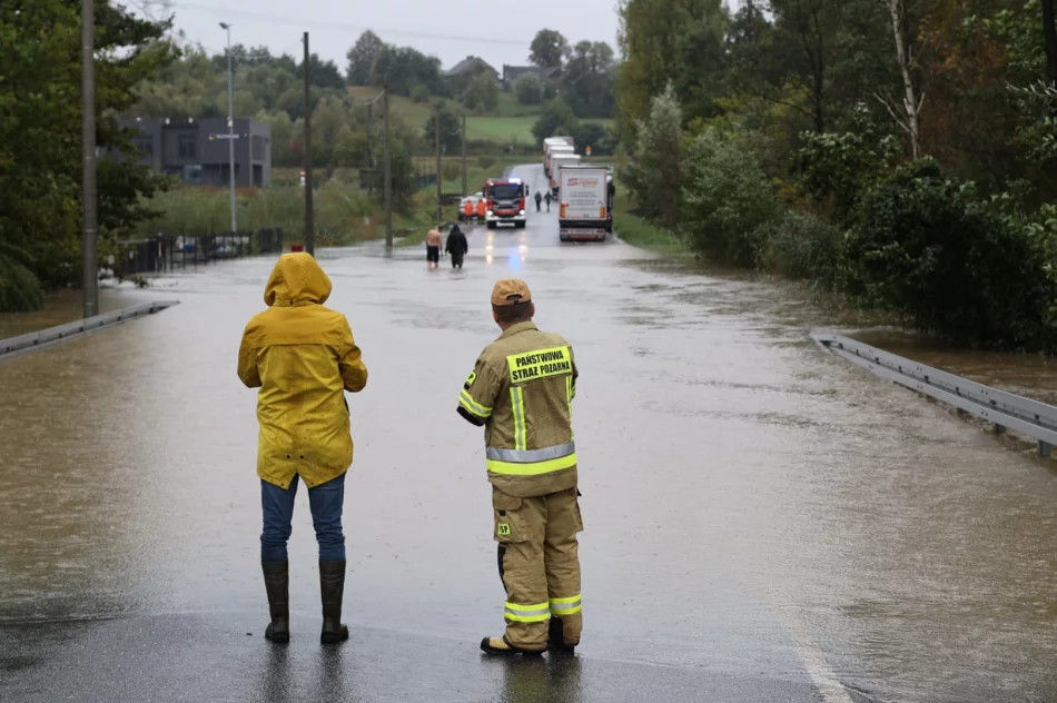 Premier: sytuacja dramatyczna w wielu miejscach; pierwsza ofiara śmiertelna powodzi - zdjęcie 7