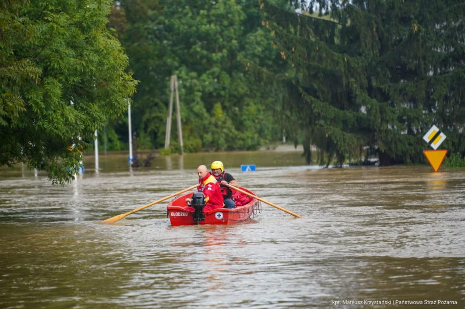 Dolnośląskie/ Straż pożarna: teraz już tylko ewakuujemy ludzi; inne działania na drugim planie - zdjęcie 16