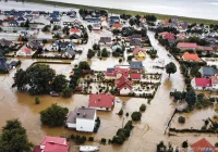 Dolnośląskie/ Straż pożarna: teraz już tylko ewakuujemy ludzi; inne działania na drugim planie - zdjęcie główne