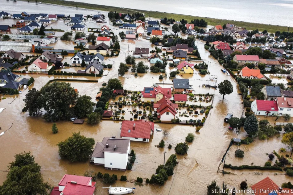Dolnośląskie/ Straż pożarna: teraz już tylko ewakuujemy ludzi; inne działania na drugim planie - zdjęcie 15
