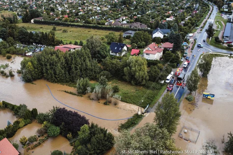 Dolnośląskie/ Straż pożarna: teraz już tylko ewakuujemy ludzi; inne działania na drugim planie - zdjęcie 13