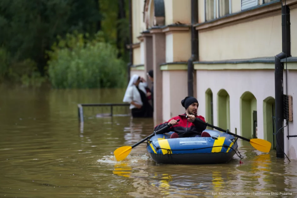 Dolnośląskie/ Straż pożarna: teraz już tylko ewakuujemy ludzi; inne działania na drugim planie - zdjęcie 11