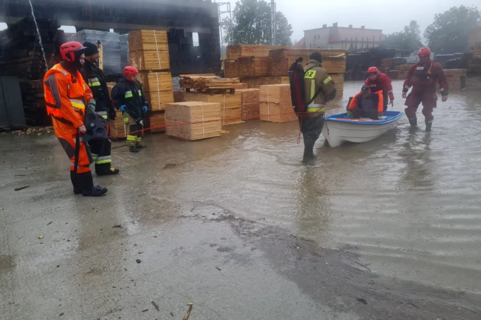 Dolnośląskie/ Straż pożarna: teraz już tylko ewakuujemy ludzi; inne działania na drugim planie - zdjęcie 10