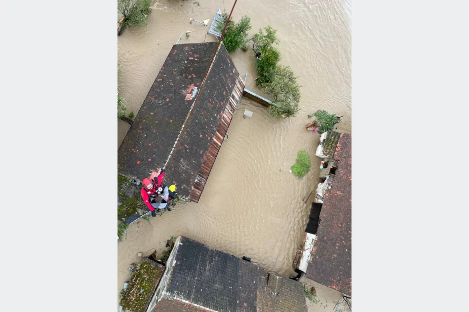 Dolnośląskie/ Straż pożarna: teraz już tylko ewakuujemy ludzi; inne działania na drugim planie - zdjęcie 9
