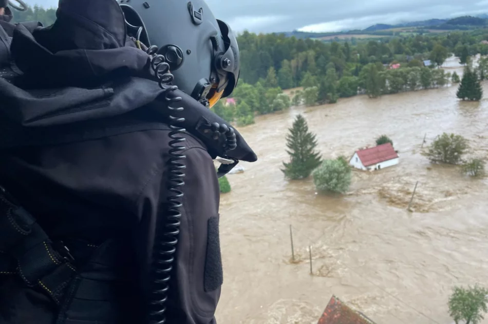 Dolnośląskie/ Straż pożarna: teraz już tylko ewakuujemy ludzi; inne działania na drugim planie - zdjęcie 6