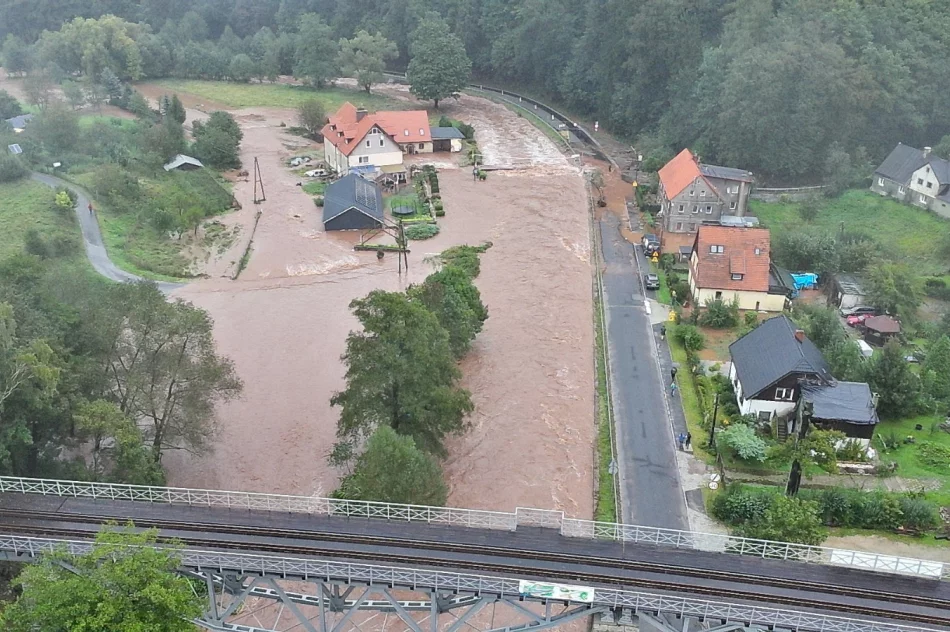 Dolnośląskie/ Straż pożarna: teraz już tylko ewakuujemy ludzi; inne działania na drugim planie - zdjęcie 2