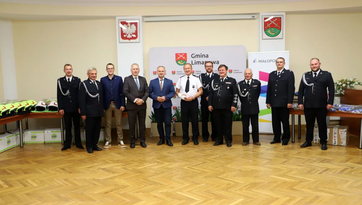 Uroczyste przekazanie umundurowania bojowego dla Ochotniczych Straży Pożarnych