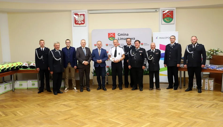 Uroczyste przekazanie umundurowania bojowego dla Ochotniczych Straży Pożarnych - zdjęcie 1