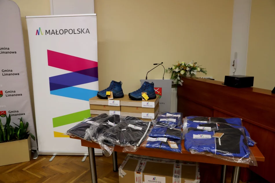 Uroczyste przekazanie umundurowania bojowego dla Ochotniczych Straży Pożarnych - zdjęcie 2