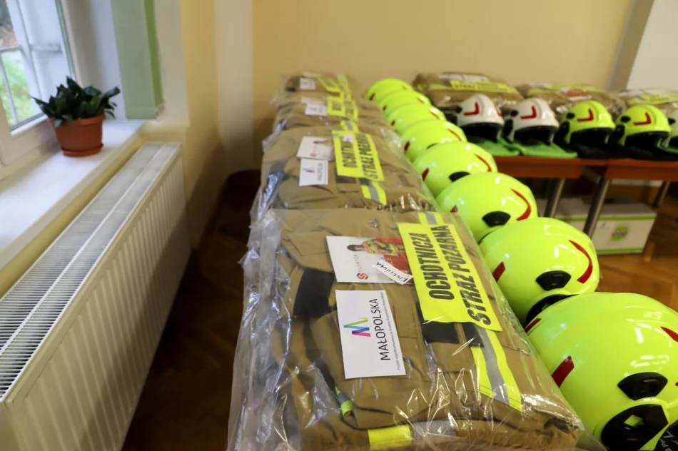 Uroczyste przekazanie umundurowania bojowego dla Ochotniczych Straży Pożarnych - zdjęcie 5