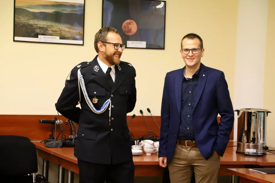 Uroczyste przekazanie umundurowania bojowego dla Ochotniczych Straży Pożarnych - zdjęcie 9