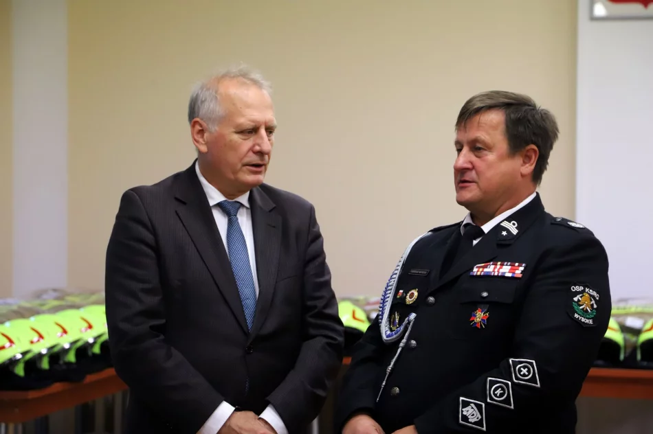 Uroczyste przekazanie umundurowania bojowego dla Ochotniczych Straży Pożarnych - zdjęcie 11