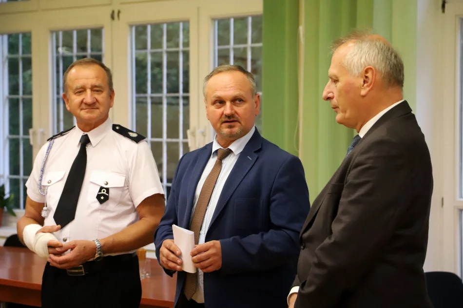 Uroczyste przekazanie umundurowania bojowego dla Ochotniczych Straży Pożarnych - zdjęcie 16