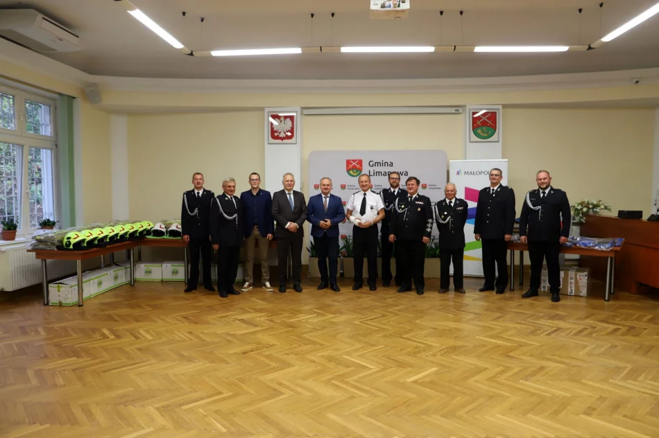 Uroczyste przekazanie umundurowania bojowego dla Ochotniczych Straży Pożarnych - zdjęcie 17