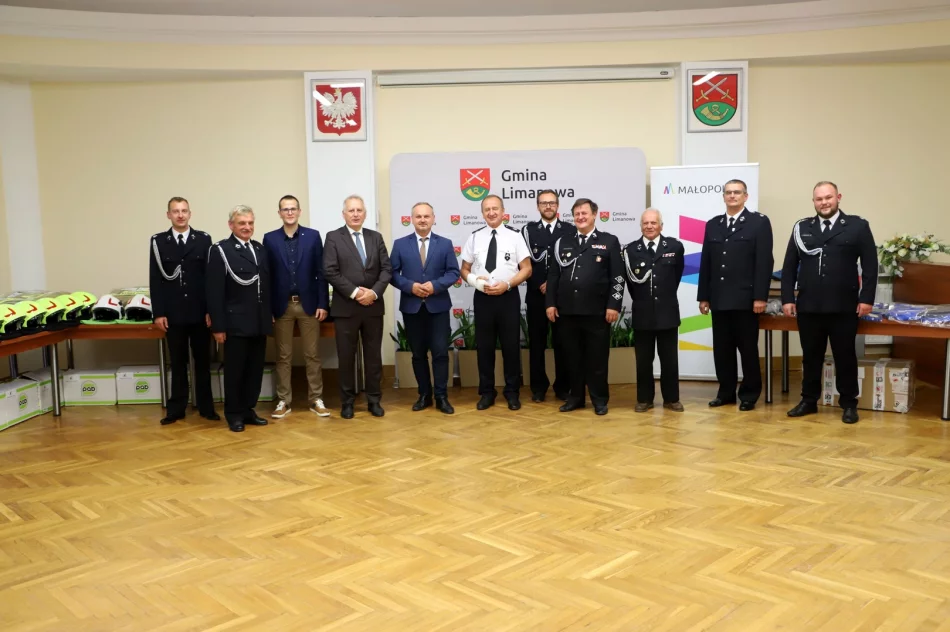 Uroczyste przekazanie umundurowania bojowego dla Ochotniczych Straży Pożarnych - zdjęcie 18